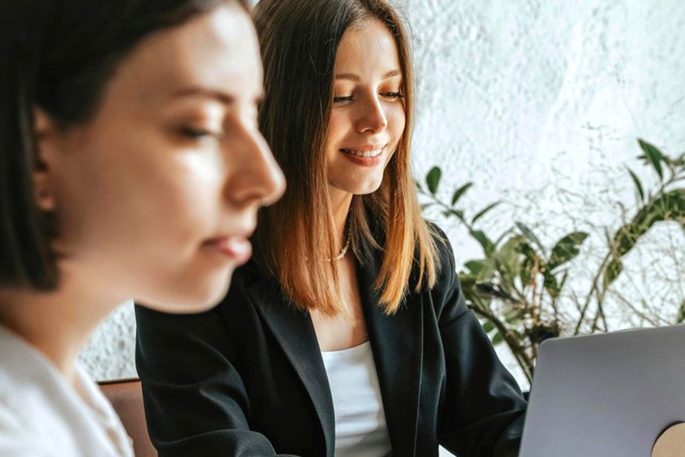 Échange entre collaboratrices analysant un bilan de compétences comme levier stratégique pour les RH avec Les 2 Rives