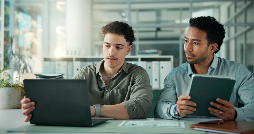 Réunion, ordinateurs portables et tablettes pour les hommes d'affaires : analyse financière, propositions et recherche d'investissements. Travail d'équipe et outils technologiques pour le budget, la croissance et les rapports financiers liés aux opérations boursières.